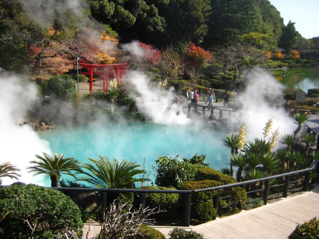 Tắm suối nước nóng Onsen