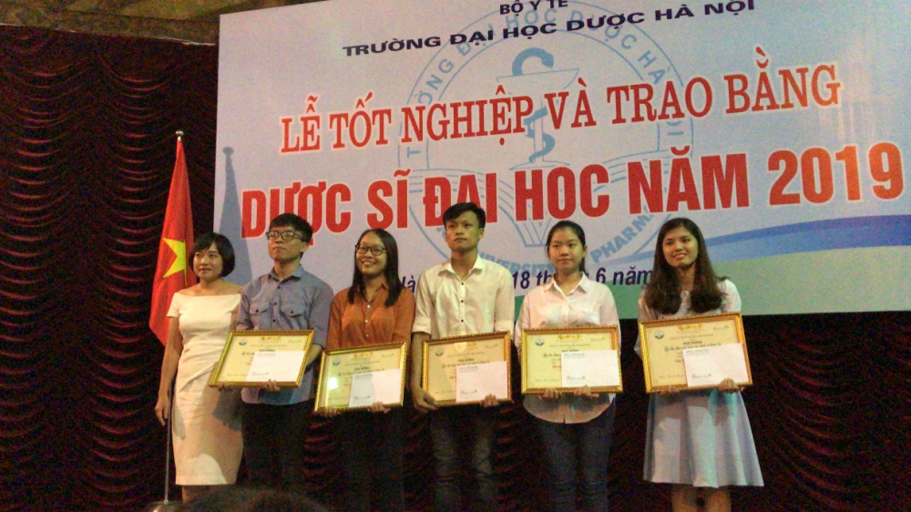 Công ty Botania trao học bổng cho sinh viên trường Đại học Dược Hà Nội